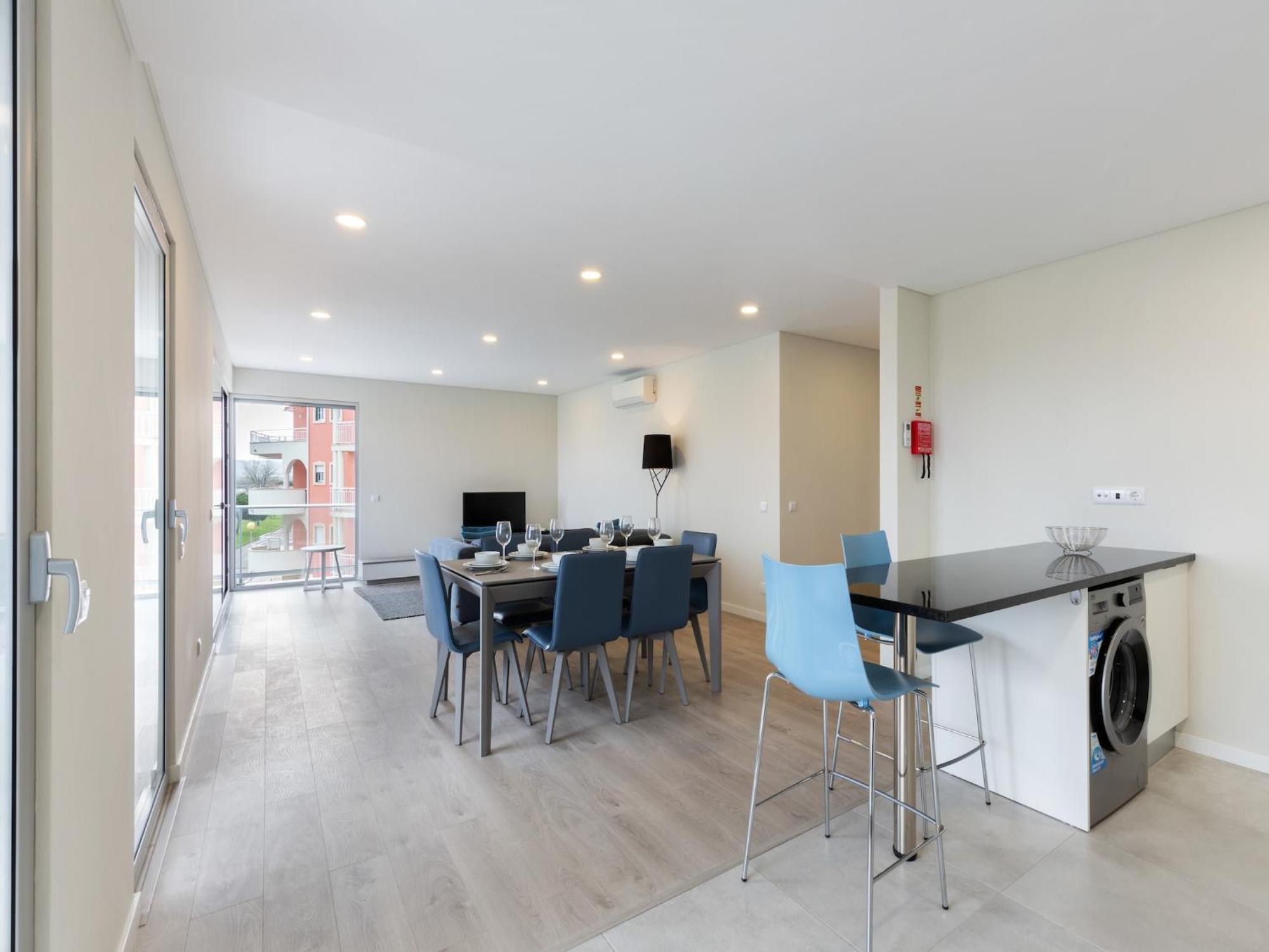 Beautiful Apartment in São Martinho do Porto with Balcony Exterior foto