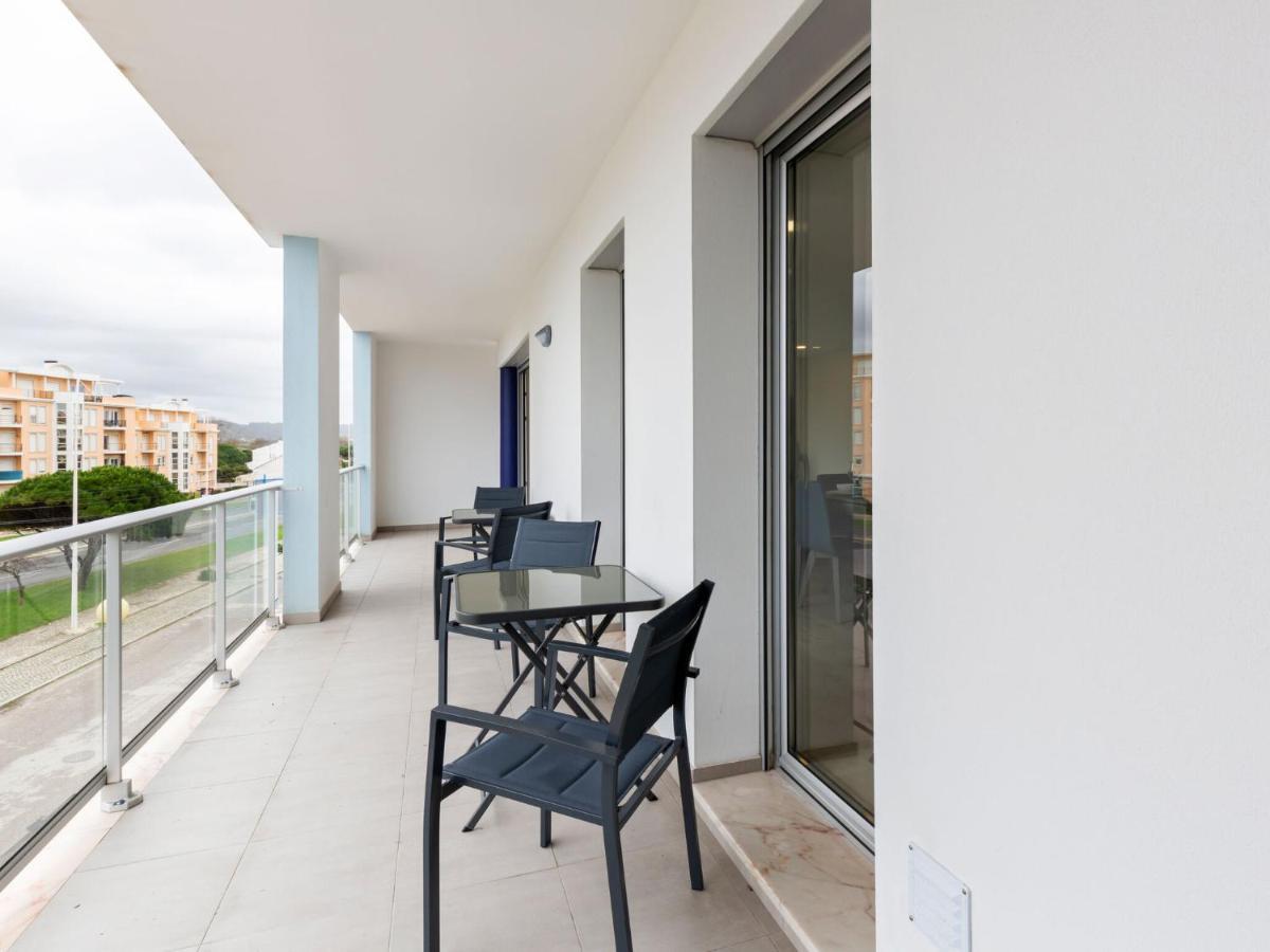 Beautiful Apartment in São Martinho do Porto with Balcony Exterior foto