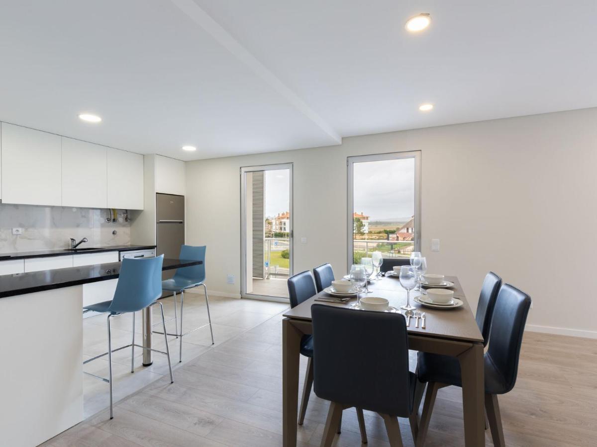 Beautiful Apartment in São Martinho do Porto with Balcony Exterior foto