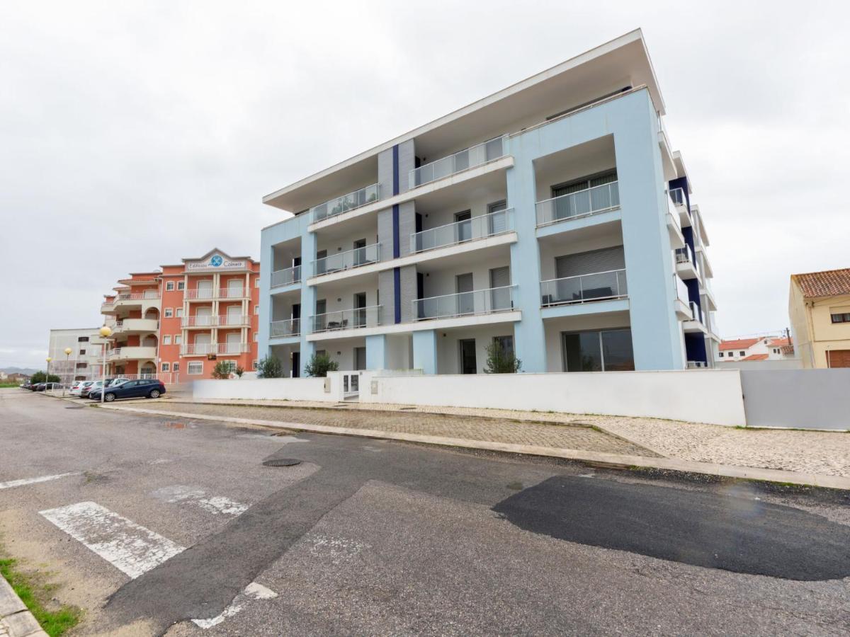 Beautiful Apartment in São Martinho do Porto with Balcony Exterior foto